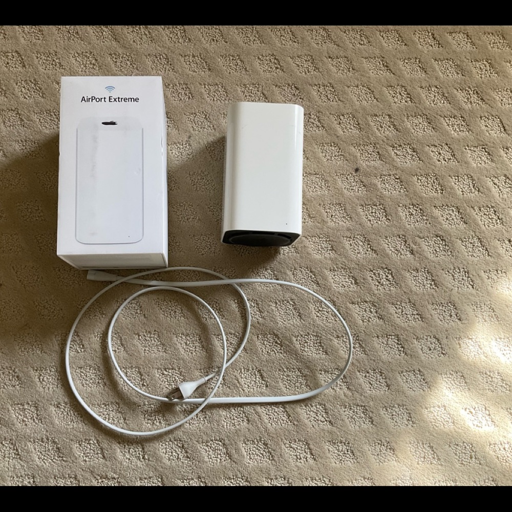 Apple AirPort Extreme Wifi Router, excellent condition, original box, cord